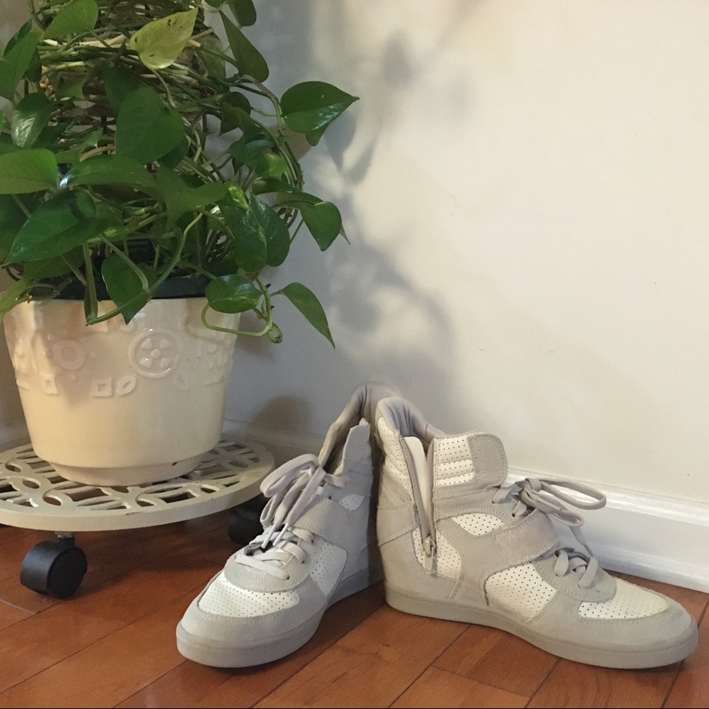 Cream/Tan colored Sketchers high tops